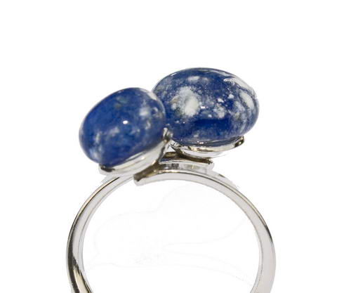 Ring met 2 schoteltjes en as in glas kraal